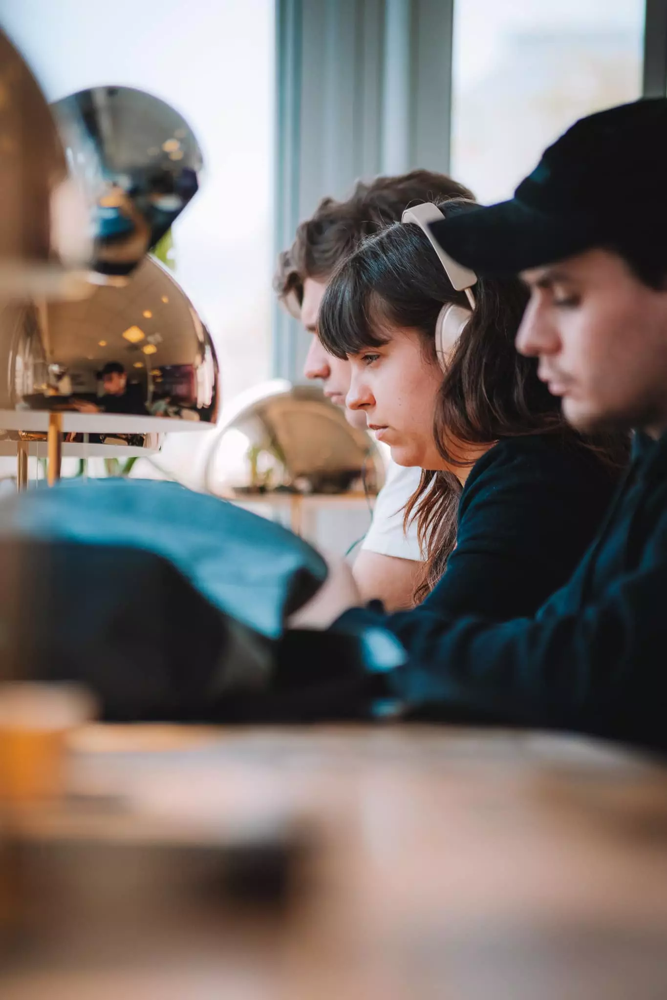 Étudiants travaillant sur un projet commun