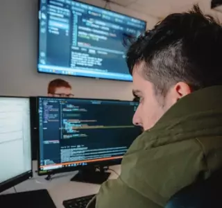 Un étudiant en cybersécurité qui écrit des lignes de code informatique