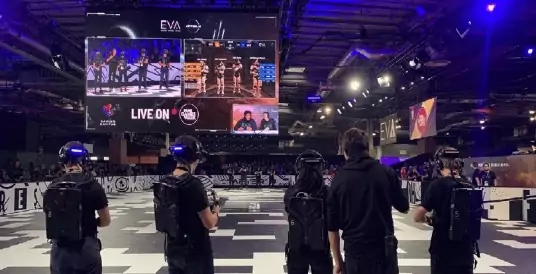 Des étudiants sur le stand EVA lors de la Paris Games Week